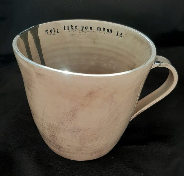 Käsin tehty keramiikkamuki jossa stanssattu teksti tolt like you mean it