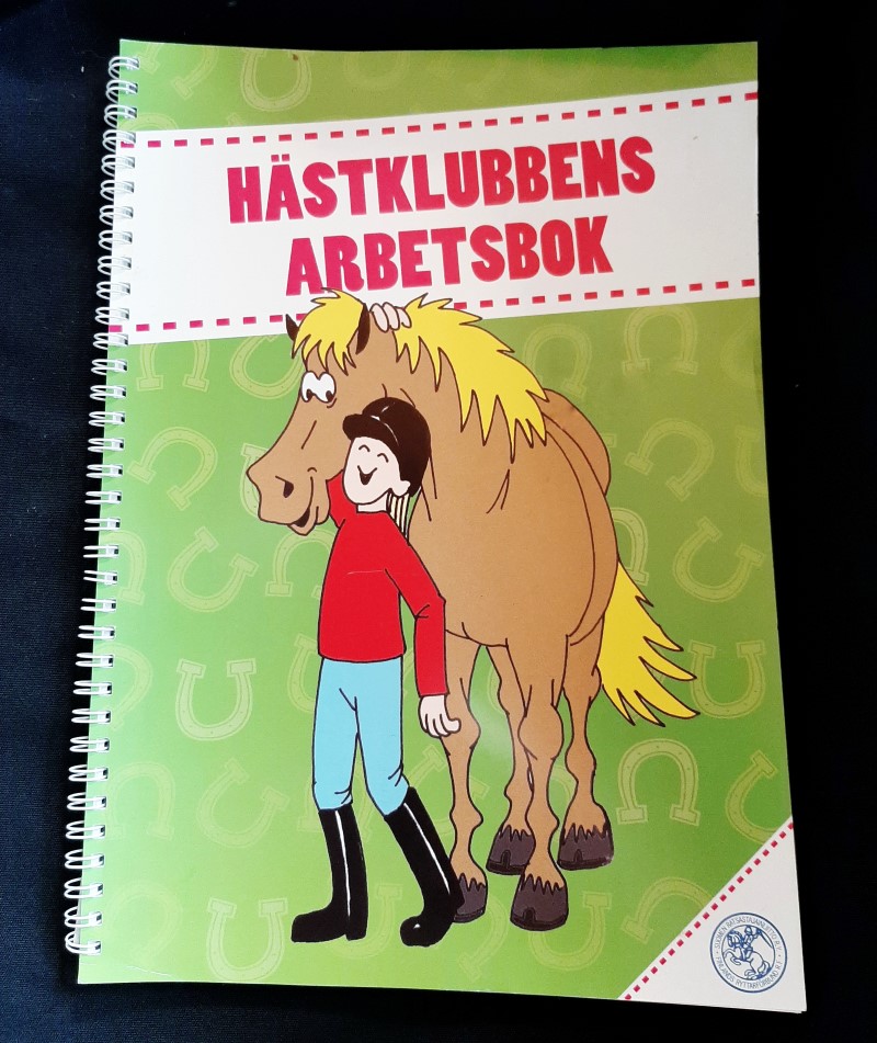 Hästklubbens arbetsbok vihkon kansikuva