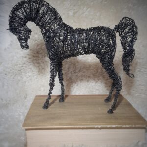 Tumma rautalangasta tehty seisova hevonen