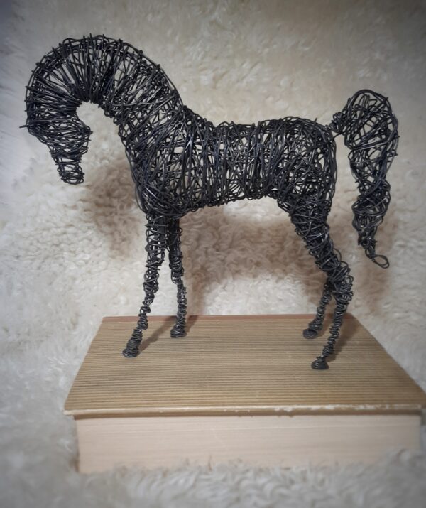 Tumma rautalangasta tehty seisova hevonen