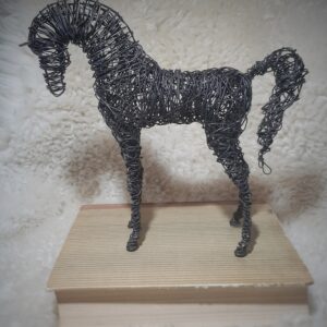 Tummasta rautalangasta tehty hevonen