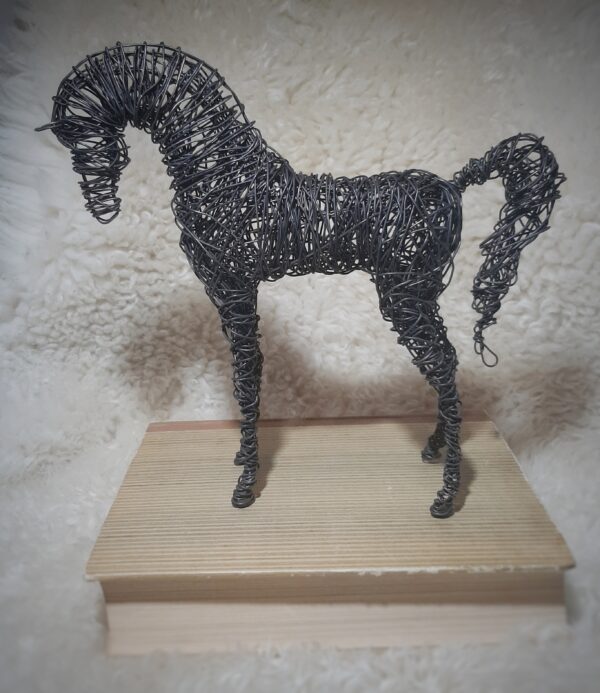 Tummasta rautalangasta tehty hevonen
