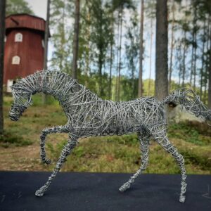 Kirkkaasta rautalangasta tehty laukkava hevonen