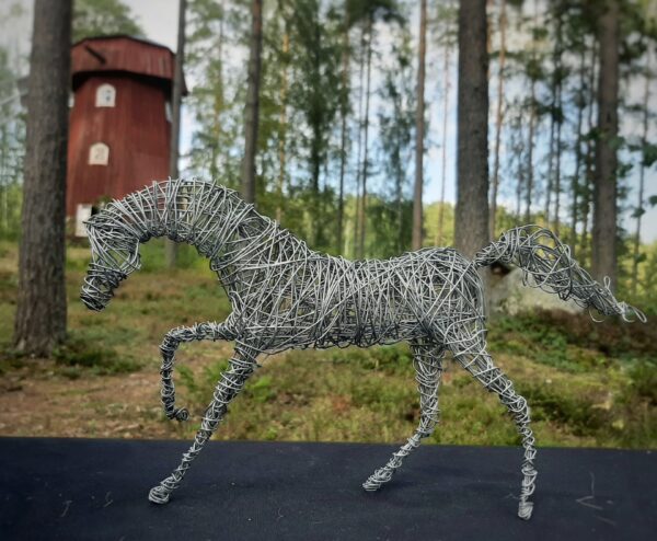 Kirkkaasta rautalangasta tehty laukkava hevonen
