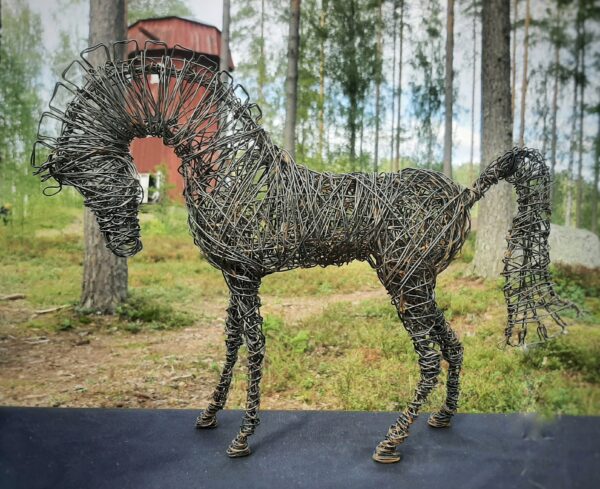 Tummasta rautalangasta tehty seisova hevonen