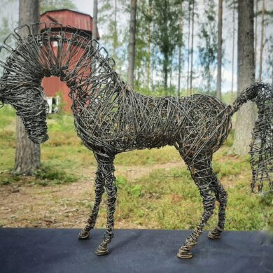 Tummasta rautalangasta tehty seisova hevonen