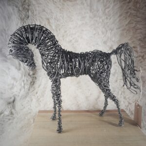 Tumma rautalangasta tehty hevonen