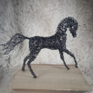 Musta rautalangasta tehty hevonen