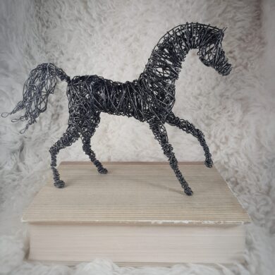 Musta rautalangasta tehty hevosveistos