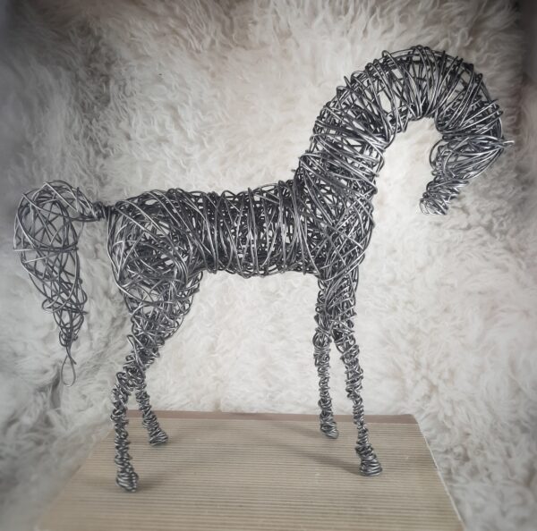 Rautalangasta tehty hevonen